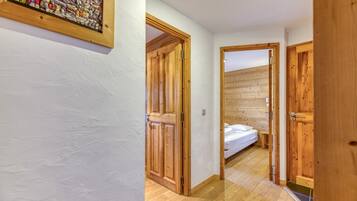 3 bedrooms, iron/ironing board, bed sheets