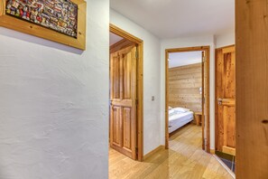 3 bedrooms, iron/ironing board, bed sheets