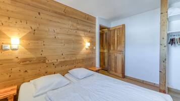 3 bedrooms, iron/ironing board, bed sheets
