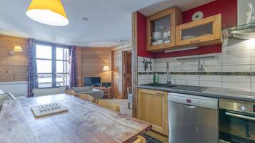 Een koelkast, een microgolfoven, een oven, een kookplaat