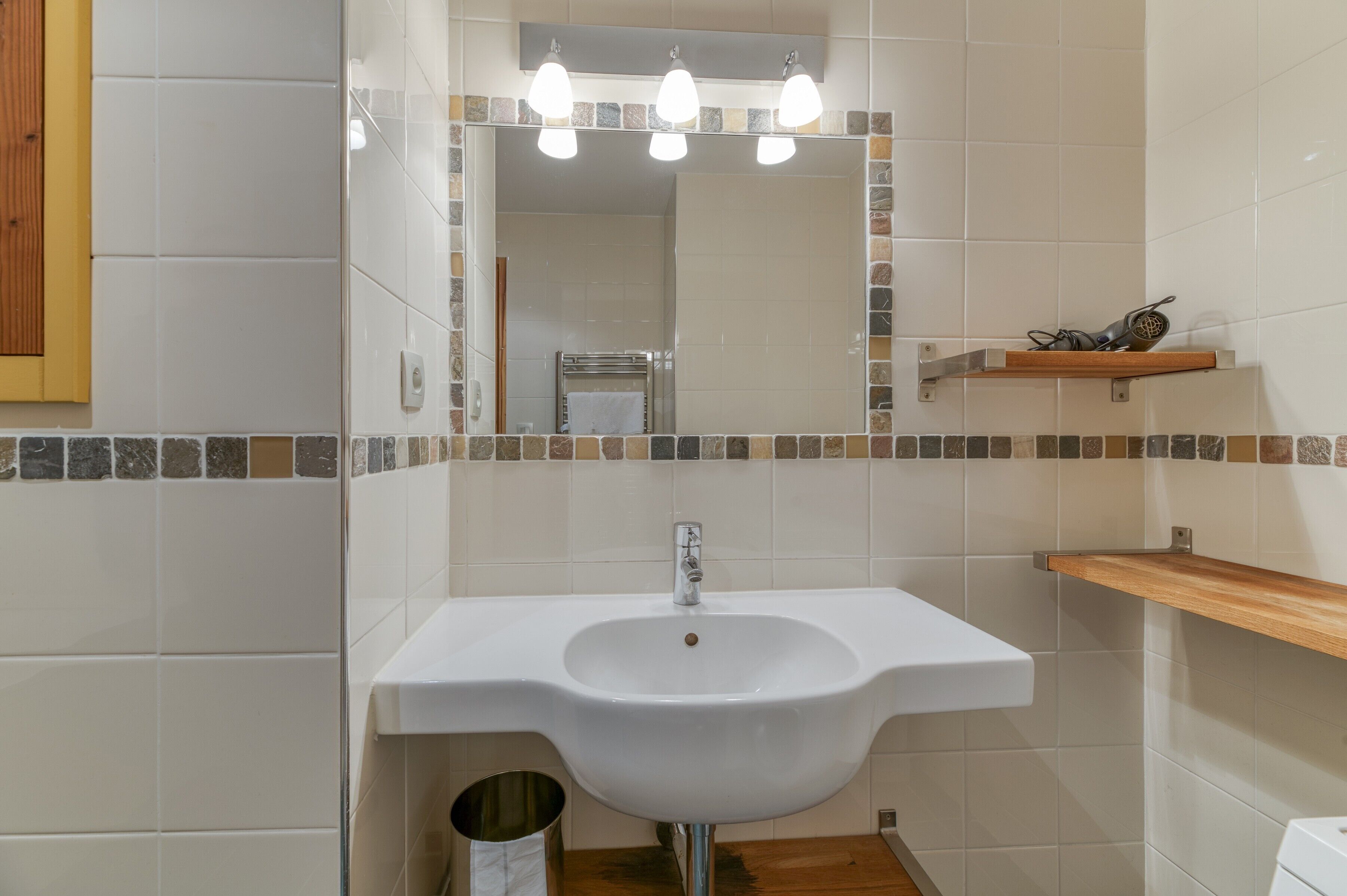 Een douche, een haardroger, handdoeken