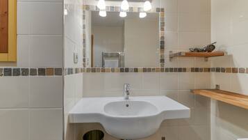 Een douche, een haardroger, handdoeken