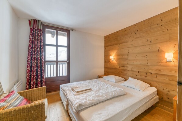 2 habitaciones, tabla de planchar con plancha y ropa de cama 