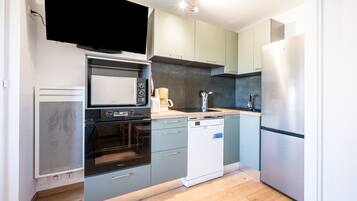 Frigorífico, microondas, placa de cocina y lavavajillas