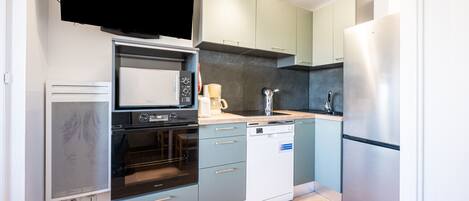 Een koelkast, een magnetron, een kookplaat, een vaatwasser