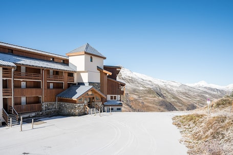 Exterior. Apartment Les Menuires with Mountain View and Balcony
