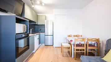 Frigorífico, microondas, placa de cocina y lavavajillas