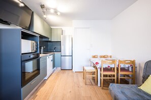 Kühlschrank, Mikrowelle, Herdplatte, Geschirrspüler