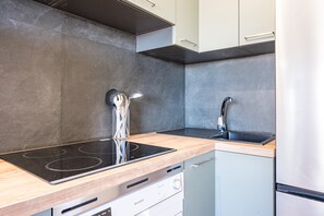 Kühlschrank, Mikrowelle, Ofen, Herdplatte