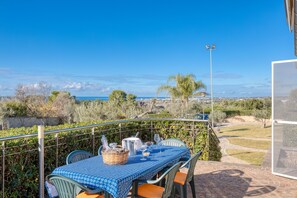 Outdoor dining - Apartment 'Residence Margherita - Lavanda' with Sea View, Wi-Fi and Air Conditioning (Ugento)