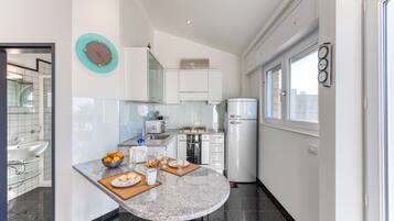 Réfrigérateur, four, plaque de cuisson, lave-vaisselle