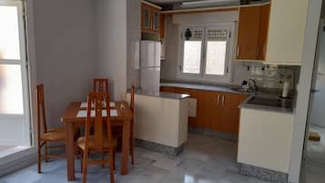 Frigorífico, microondas, horno y placa de cocina