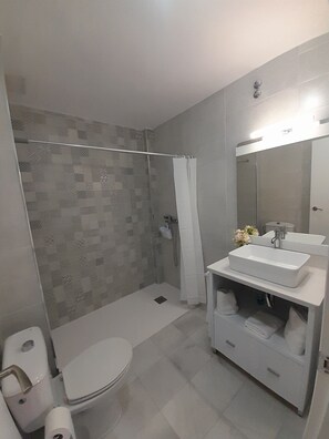 Shower, hair dryer, towels - Country House 'Bulevar' with Mountain View, Wi-Fi and Air Conditioning (Macael)