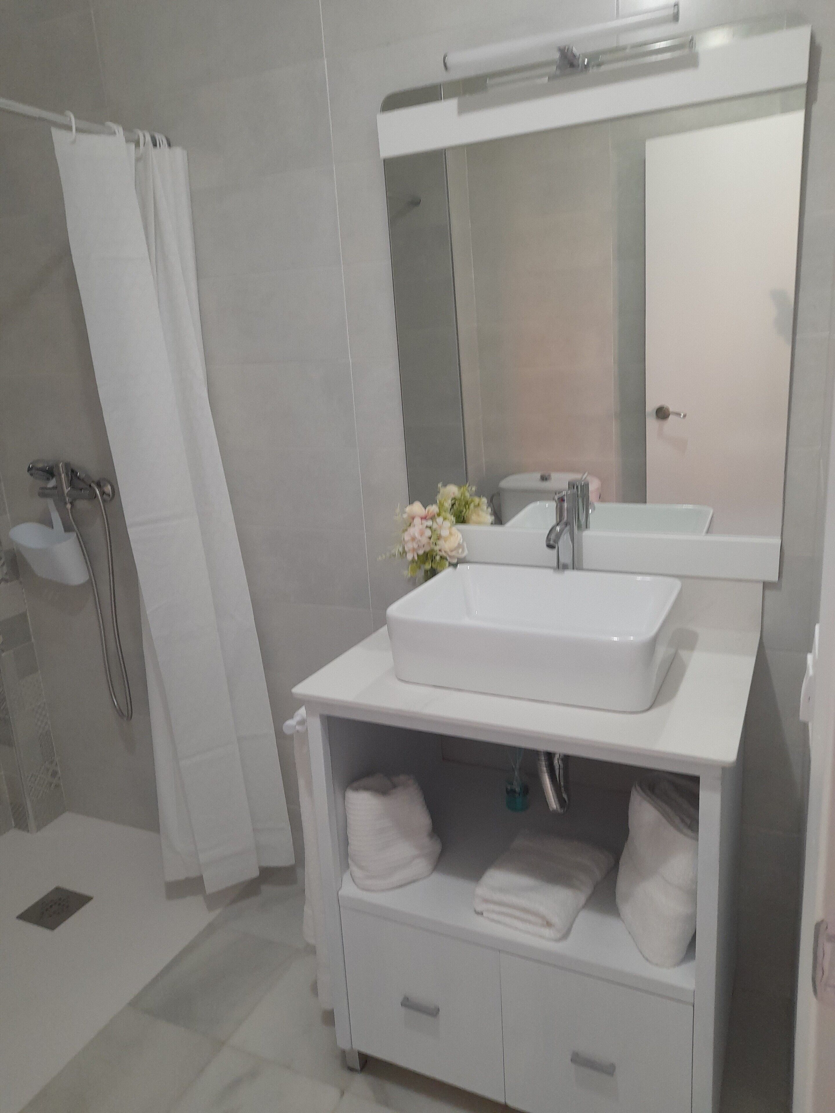 Een douche, een haardroger, handdoeken