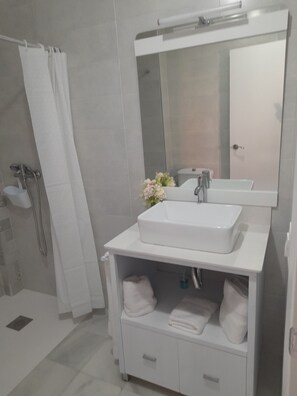 Dusj, hårføner og håndklær