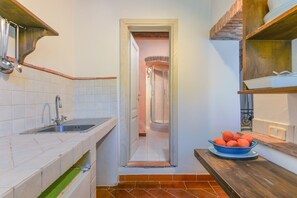 Shower, hair dryer, towels - Farmhouse 'Amandolo - Palmenti' with Sea View, Wi-Fi and Air Conditioning (Cavo)