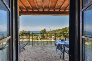 Outdoor dining - Farmhouse 'Amandolo - Palmenti' with Sea View, Wi-Fi and Air Conditioning (Cavo)