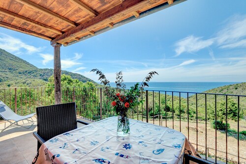 Farmhouse 'Amandolo - Capraia' with Sea View, Wi-Fi and Air Conditioning