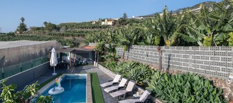 Country House 'Los Lilos' with Private Pool, Private Garden and Wi-Fi