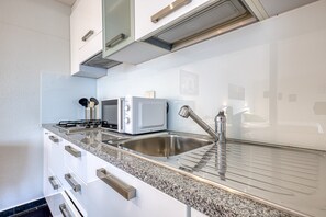 Fridge, oven, stovetop, dishwasher - Apartment 'Residence Margherita - Bouganwille' with Sea View, Wi-Fi and Air Conditioning (Ugento)