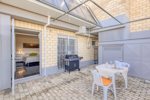 Outdoor dining - Apartment 'Residence Margherita - Bouganwille' with Sea View, Wi-Fi and Air Conditioning (Ugento)