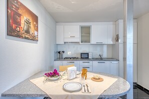 Fridge, oven, stovetop, dishwasher - Apartment 'Residence Margherita - Bouganwille' with Sea View, Wi-Fi and Air Conditioning (Ugento)