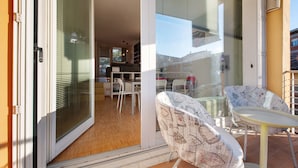 Ein modernes Interieur mit Essbereich, einer Küche und einer Glastür zum Außenbereich.