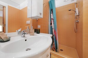 Shower, hair dryer, towels - Apartment 'La Casa Della Luce' with Private Terrace, Wi-Fi and Air Conditioning (Verona)