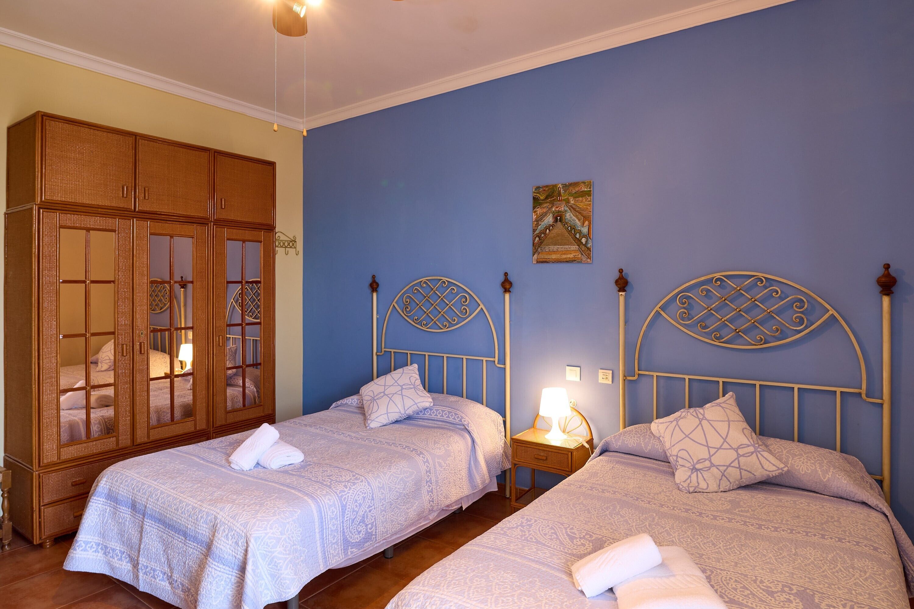 5 habitaciones, tabla de planchar con plancha y wifi gratis 