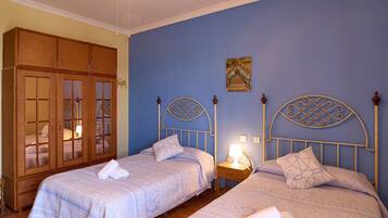 5 habitaciones, tabla de planchar con plancha y wifi gratis