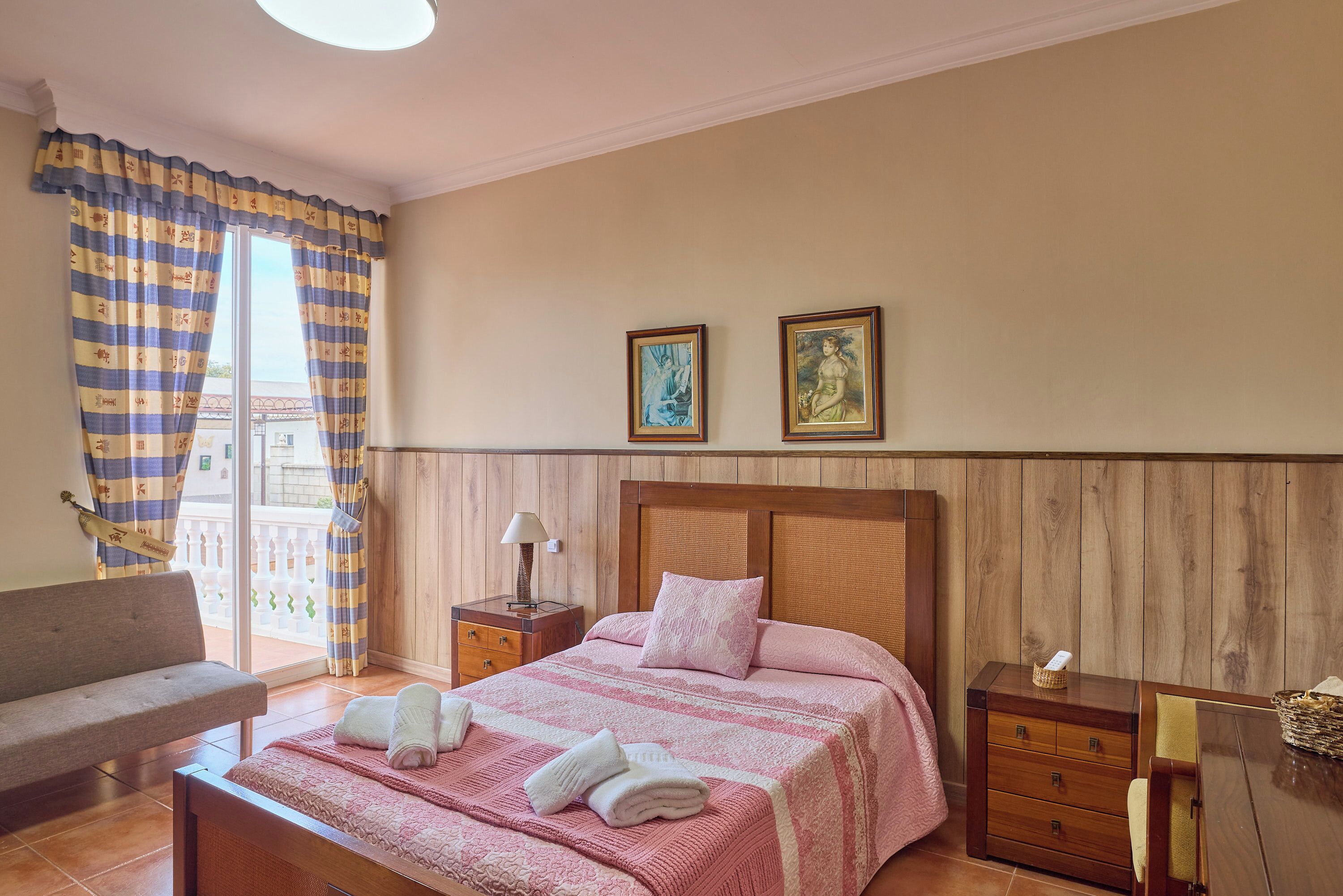 5 dormitorios, tabla de planchar con plancha, wifi gratis y ropa de cama