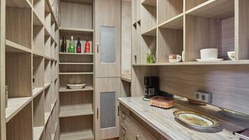 Una cocina moderna con armarios de madera, encimera de mármol y una cafetera.