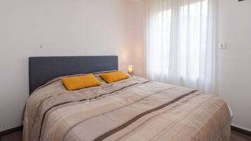 1 slaapkamer, een strijkplank/strijkijzer, gratis wifi, beddengoed