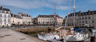 Apartment 'Le Doumer parking wifi' with Wi-Fi
