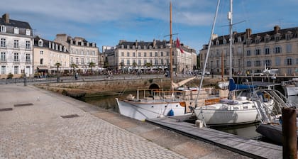 Apartment 'Le Doumer parking wifi' with Wi-Fi