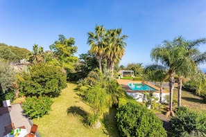 A residential property with a swimming pool, lush greenery, and a patio area. - 'Villa Vittoria - Santa Tecla' with Sea View, Wi-Fi and Air Conditioning (Acireale)