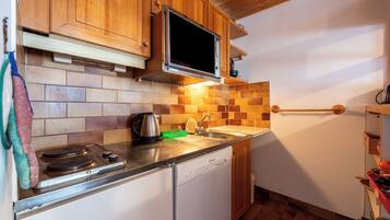 Een koelkast, een oven, een kookplaat, een vaatwasser