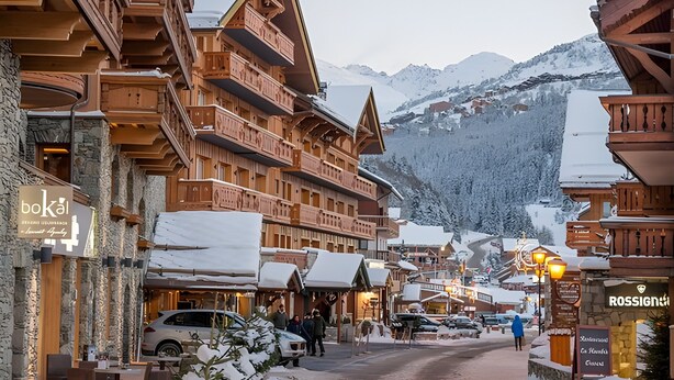 A wooden building with balconies, a sign for 'boka', and a sign for 'ROSSIGNOL'.