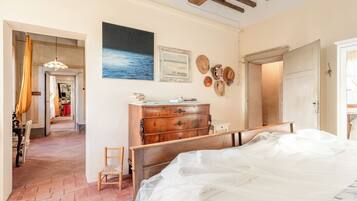 5 bedrooms, iron/ironing board, free WiFi, bed sheets