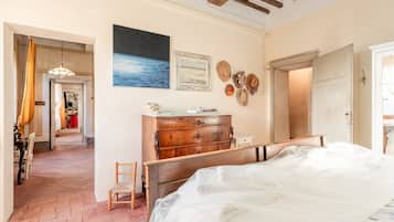 5 slaapkamers, een strijkplank/strijkijzer, gratis wifi, beddengoed