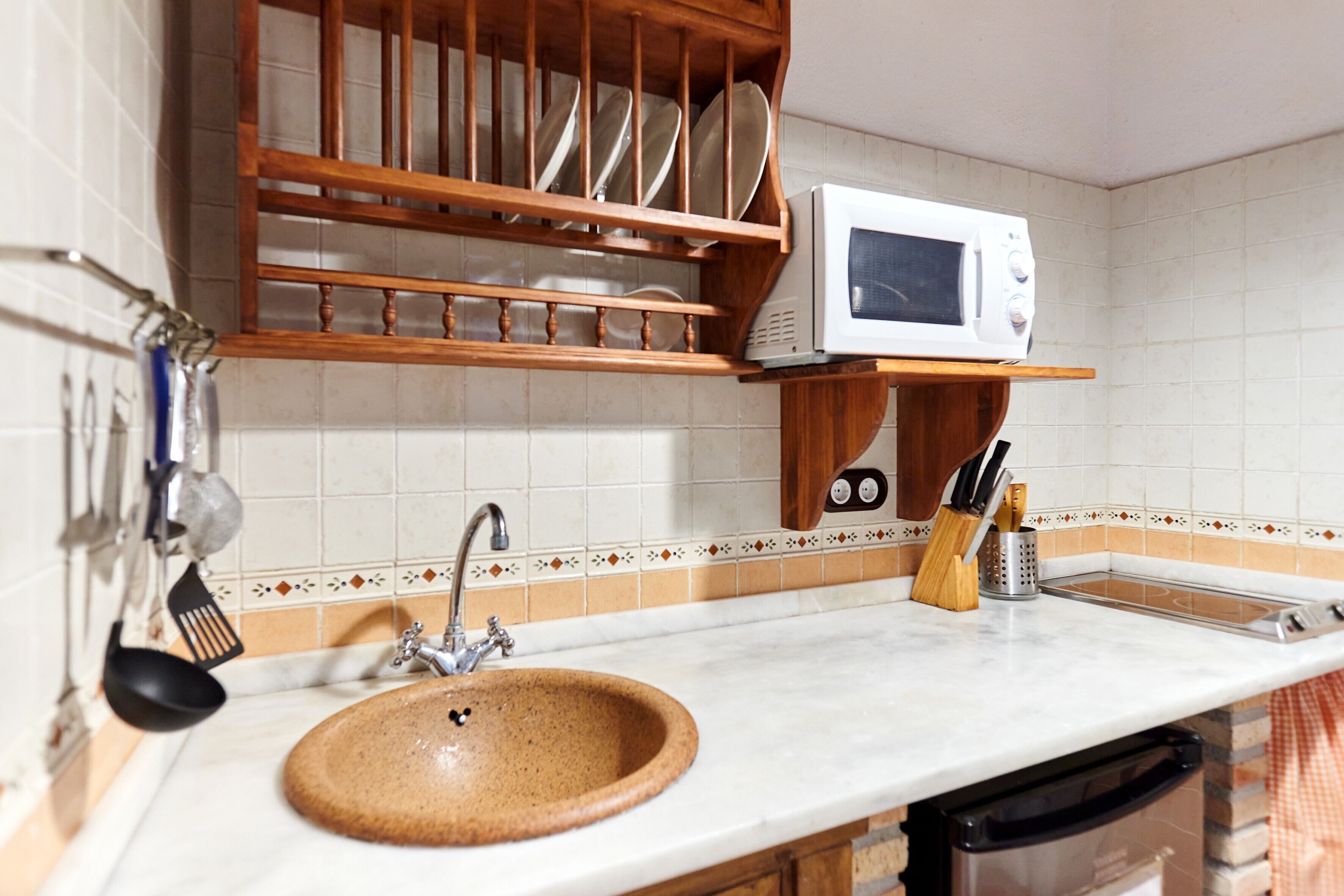 Frigorífico, microondas, placa de cocina y cafetera o tetera