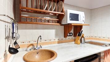 Frigorífico, microondas, placa de cocina y cafetera o tetera