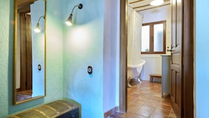 A bathroom with a bathtub, a sink, and a mirror. - Room 'La Huerta' with Mountain View and Private Terrace (Hornos)
