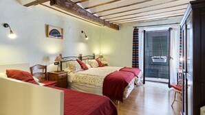 Une pièce comprenant un lit, une chaise, une table de chevet, une lampe, une fenêtre avec des stores et une porte.