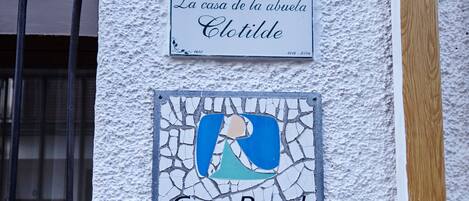 Un edificio con un cartel que dice 'La casa de la abuela Clotilde' y otro cartel debajo que indica 'Casa Rural Superior'.