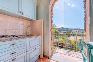 Kjøleskap, kokeplater, kaffetrakter/tekoker og vannkoker