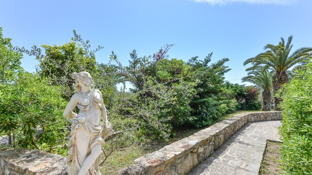 A stone pathway leading to a statue in a landscaped garden. - Studio Apartment 'Monolocale Castle' with Shared Pool, Wi-Fi and Air Conditioning (Campo nell'Elba)