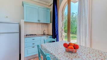 Kühlschrank, Herdplatte, Wasserkocher mit Kaffee-/Teezubehör