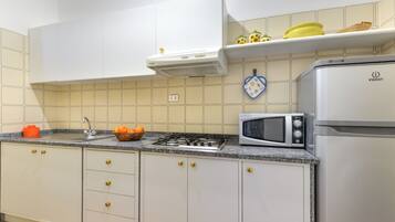 Kühlschrank, Ofen, Herdplatte, Wasserkocher mit Kaffee-/Teezubehör