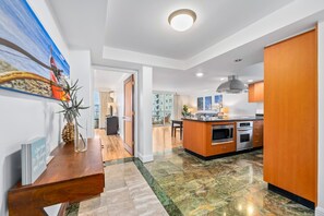 Kjøleskap, mikrobølgeovn, ovn og kokeplater